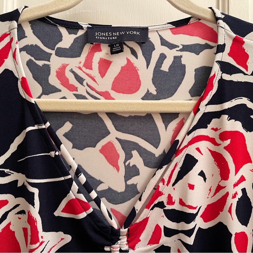 Jones New York Signature V-Neck  Red, White, and Blue Print floral Sheath Dress